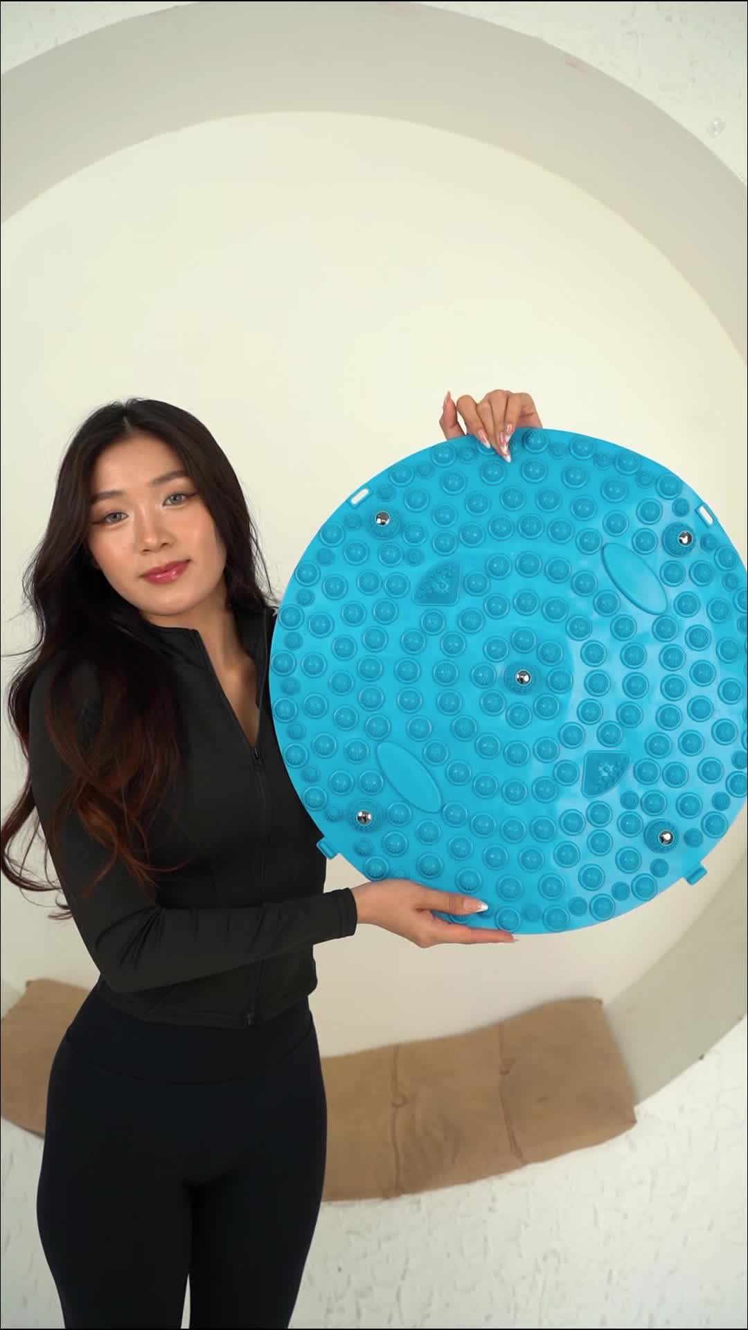 TRAILTOP Karpet Pijat Refleksi Foot Reflexion Massage Pad Alas Kaki Reflexologi Kesehatan Akupuntur Punggung Terapi Pria Biru Diameter 55cm Bahan TPE Ramah Lingkungan 3 Warna - Wanita