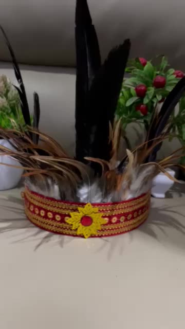 mahkota bulu kain merah adat dayak dan papua/cocok untuk semua acara